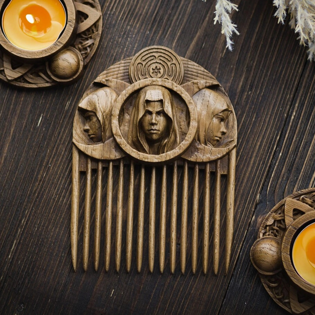 Comb Hekate from oak